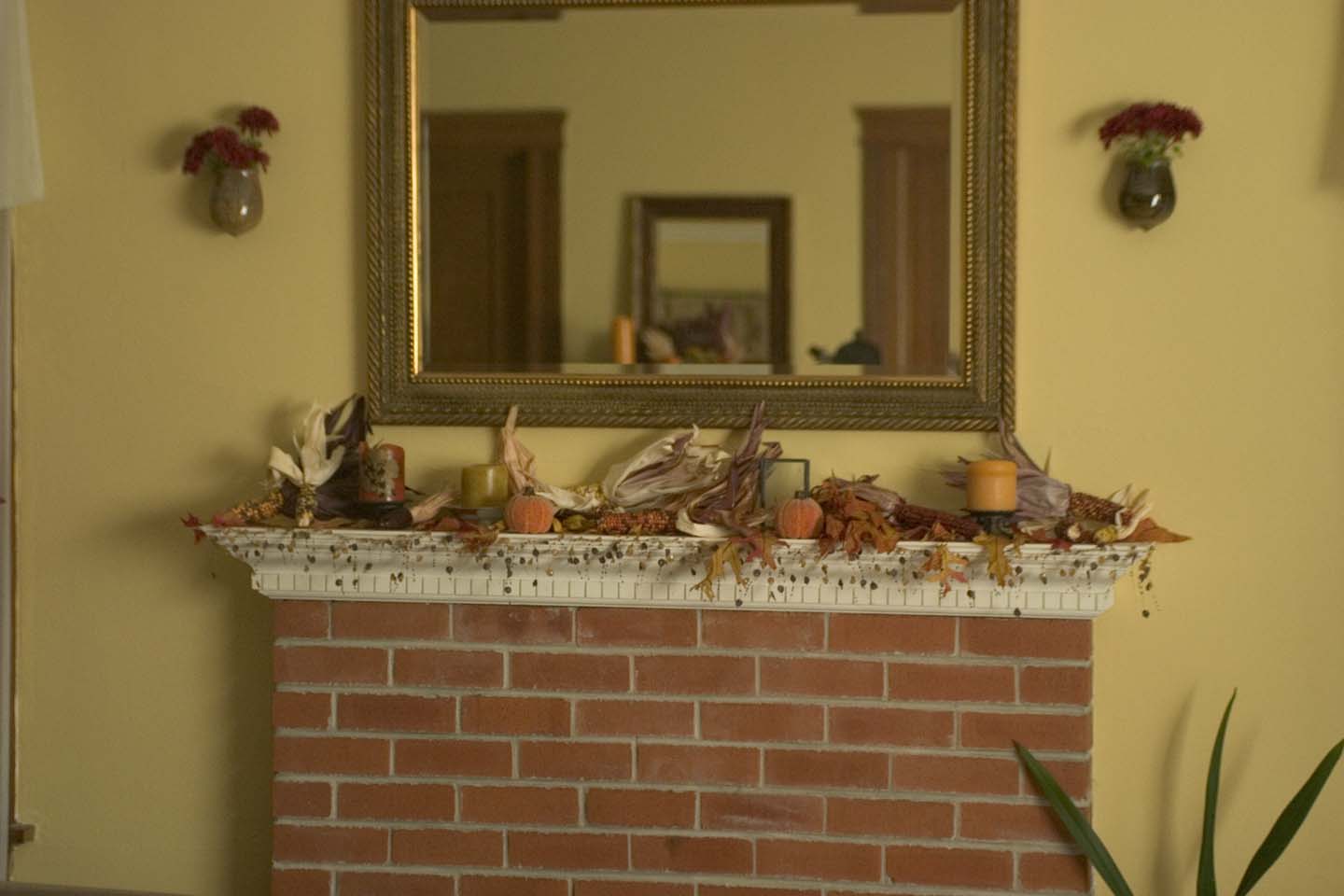 Livingroom Mantel with Autumn Decor Livingroom Mantel with Autumn Decor